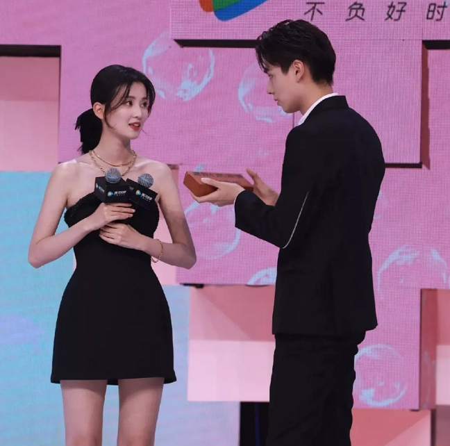 乔欣生图又白又瘦，这腿真的绝了 明星搭配 第5张