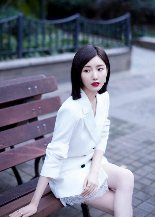 毛晓彤穿白色西装裙玩下衣失踪，双腿又细又白又长 时尚 第3张
