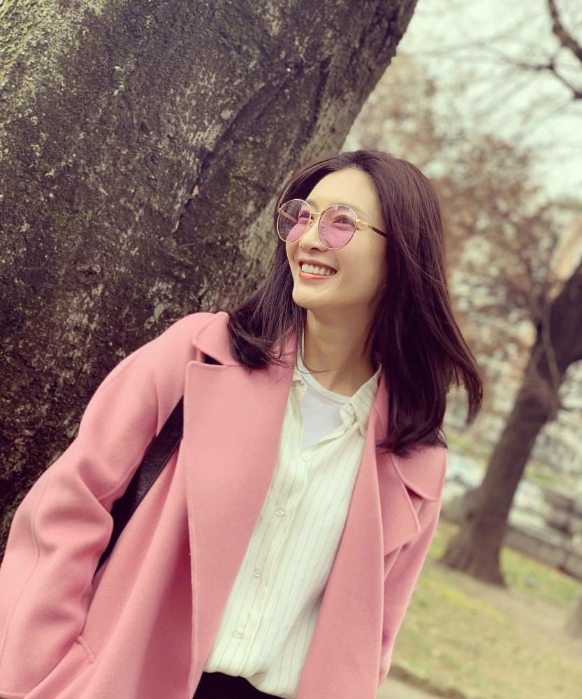江疏影怀抱宠物出镜，红色毛衣配牛仔裤保暖又减龄 时尚 第4张