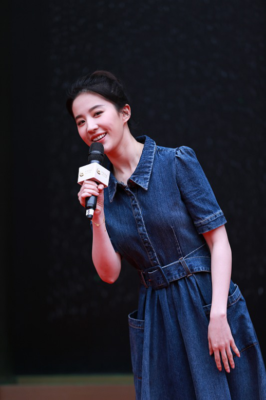 刘亦菲穿牛仔裙嫩成学生妹，说是未成年也能信 时尚 第3张
