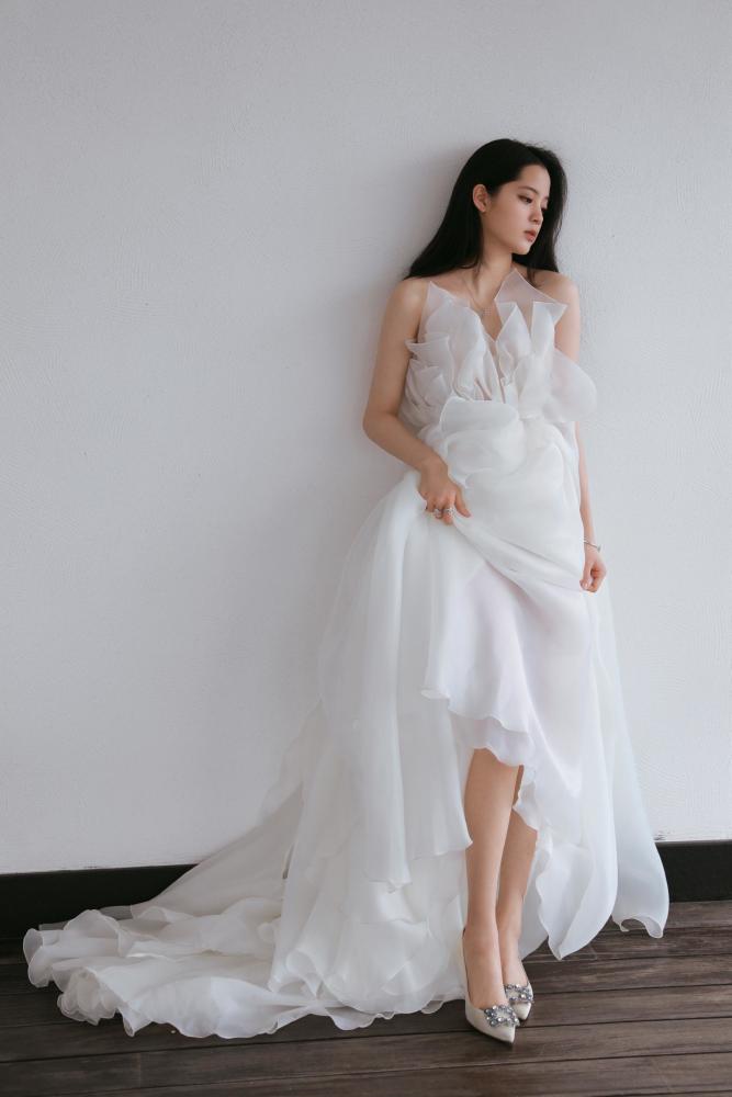 少女感怎么穿？学欧阳娜娜完美示范白色纱裙宛如花仙子 时尚 第4张