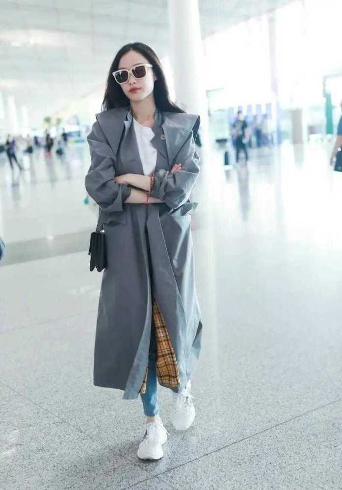 高圆圆街拍女王不是随便叫的，风衣配牛仔裤这么普通都能穿出大牌范 街拍 第3张