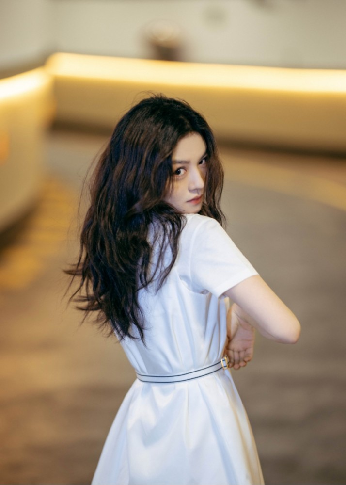 春夏真是妥妥的“PRADA女郎”，三套造型简约又精致，这气质绝了 时尚 第4张