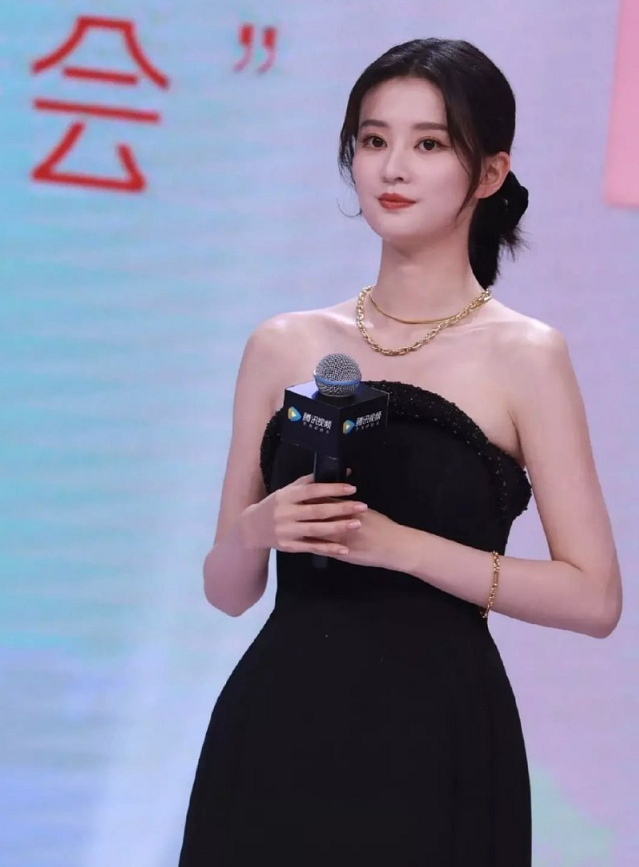乔欣生图又白又瘦，这腿真的绝了 明星搭配 第6张