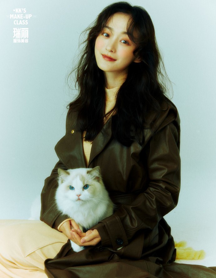 何泓姗带猫咪上镜变身神秘优雅喵系女郎，独特风格超级吸睛 时尚 第1张