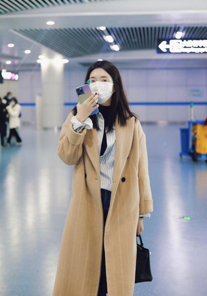 江疏影怀抱宠物出镜，红色毛衣配牛仔裤保暖又减龄 时尚 第1张