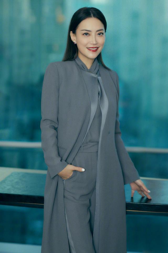 “最美经纪人”霍汶希穿灰色套装走红毯，48岁身材气质不输明星 时尚 第2张
