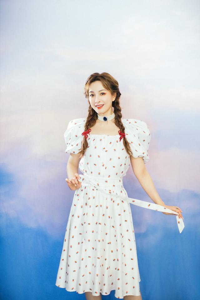 吴昕穿碎花裙配双麻花辫，娇俏减龄似18岁少女 时尚 第1张