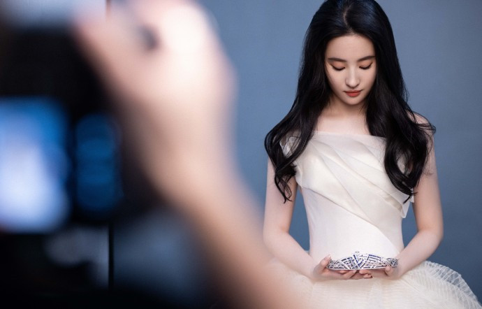 刘亦菲穿白纱裙美如画，戴上王冠重回公主模样！ 明星搭配 第8张
