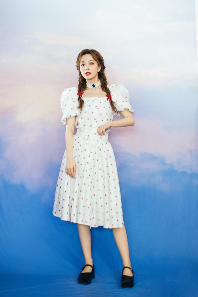 吴昕穿碎花裙配双麻花辫，娇俏减龄似18岁少女 时尚 第2张