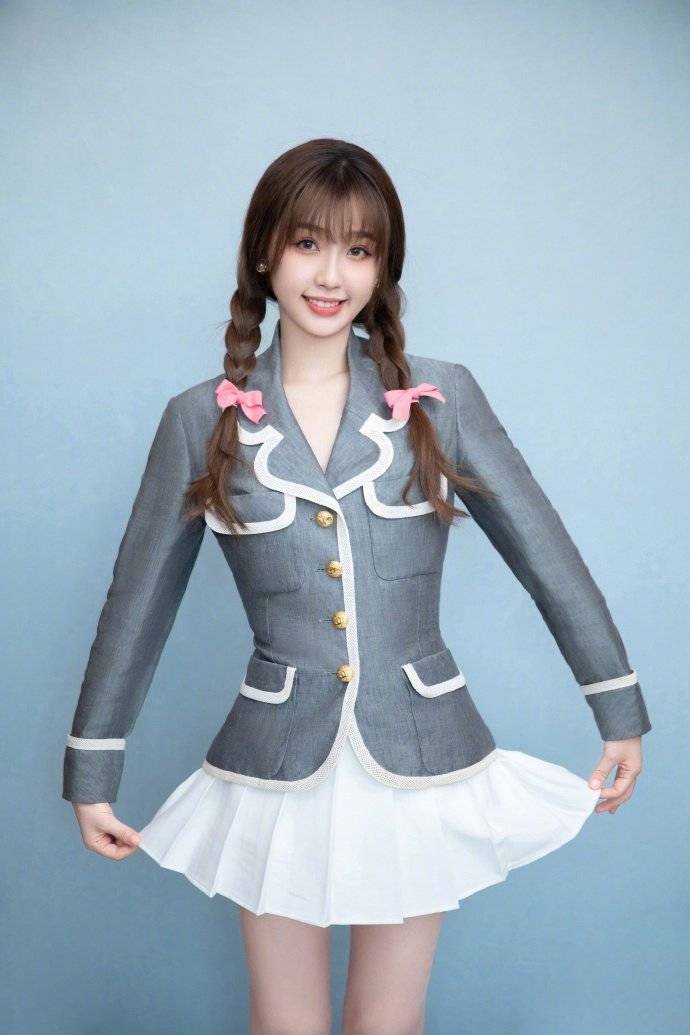 虞书欣教你扎麻花辫穿女团服，真是时尚小作精 明星搭配 第4张