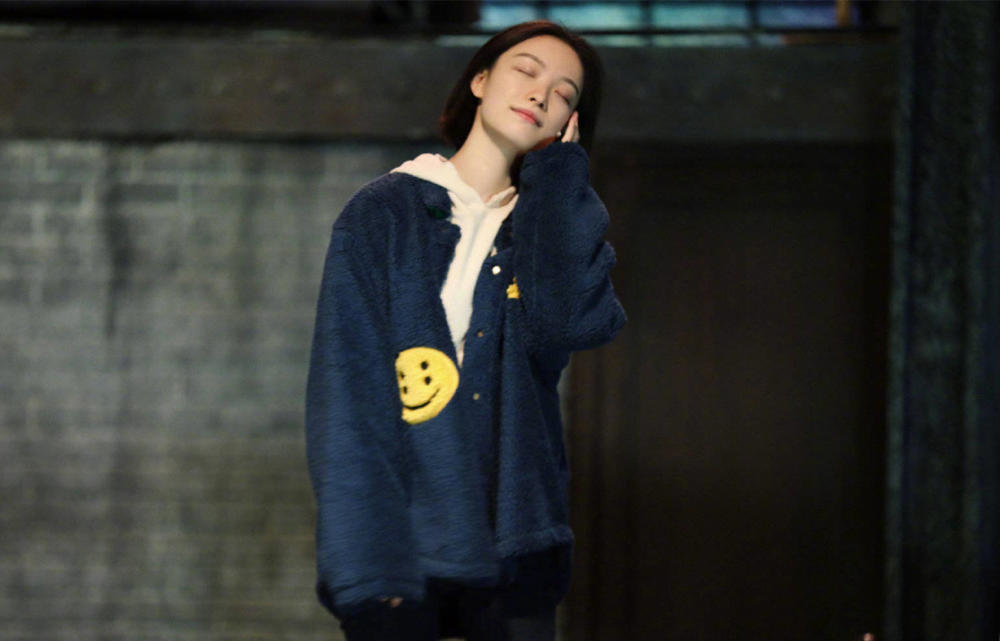 倪妮绗缝棉服搭宽松毛裤，气质太好无惧女神包袱 时尚 第8张