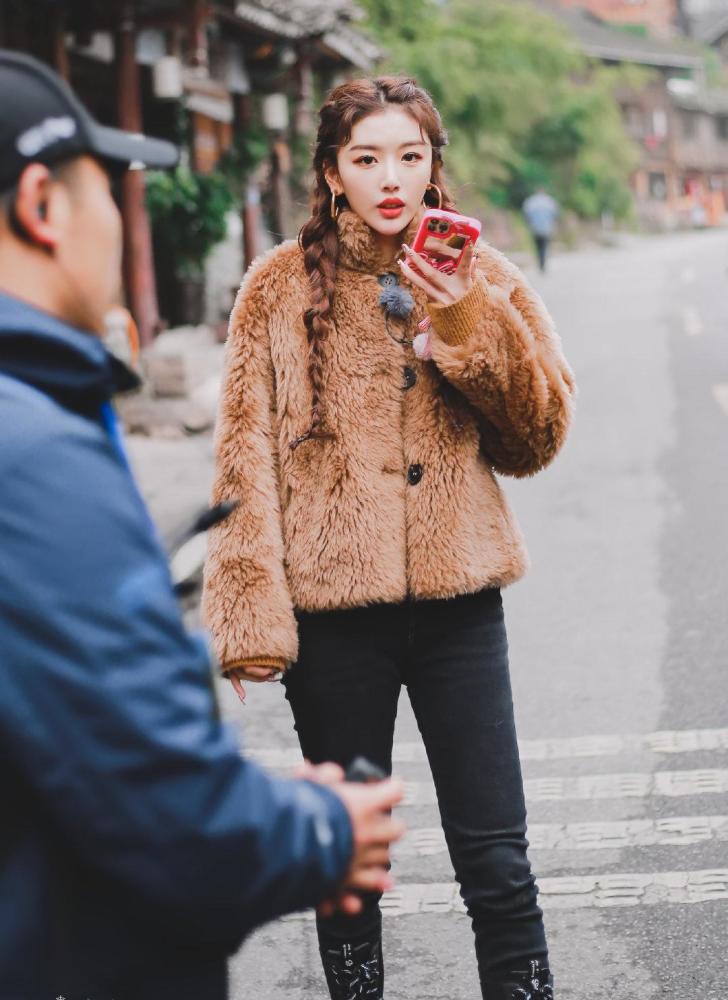 孔雪儿泰迪绒短外套配双麻花辫，保暖时尚又减龄 明星搭配 第2张