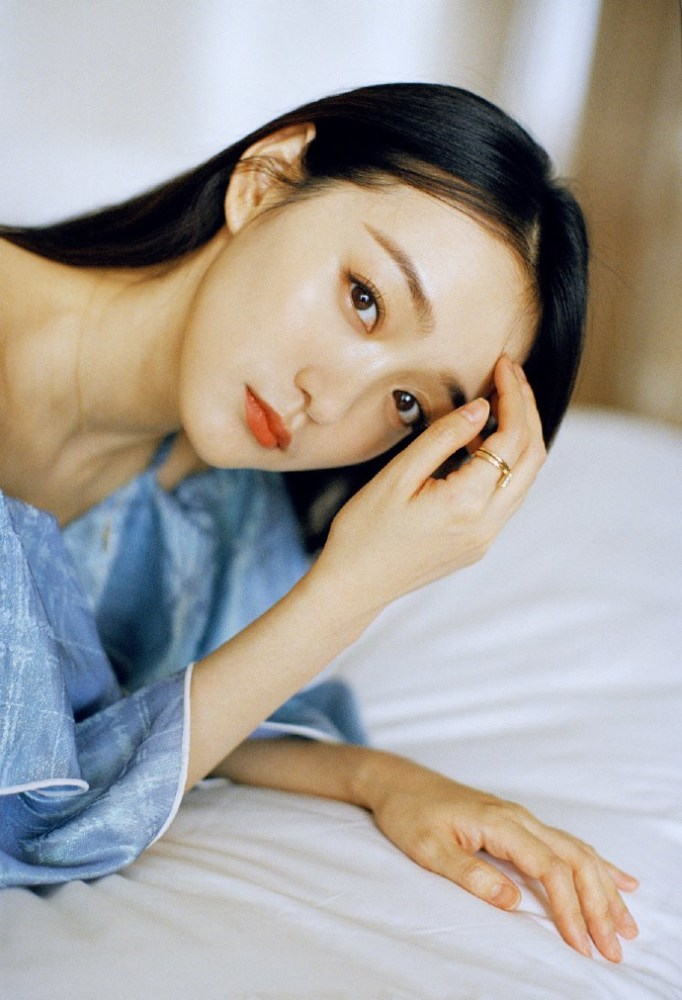 何泓姗穿蓝色吊带露肩长裙浪漫又温柔，长发飘飘如仙女 时尚 第7张