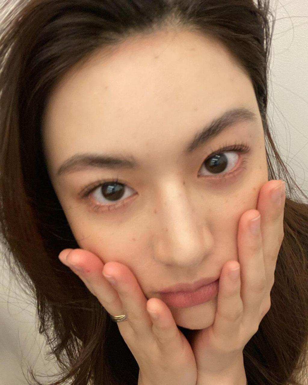 是艺术文青、被称为最美整形范本小全智贤的高允真5个可爱趣闻 明星搭配 第12张