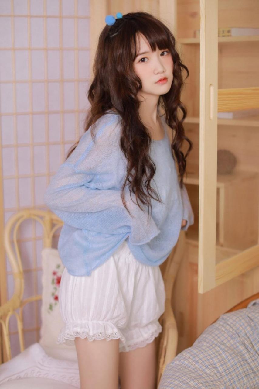 有一些婴儿肥的漂亮小美女甜美诱人卧室写真图片 美图 第1张