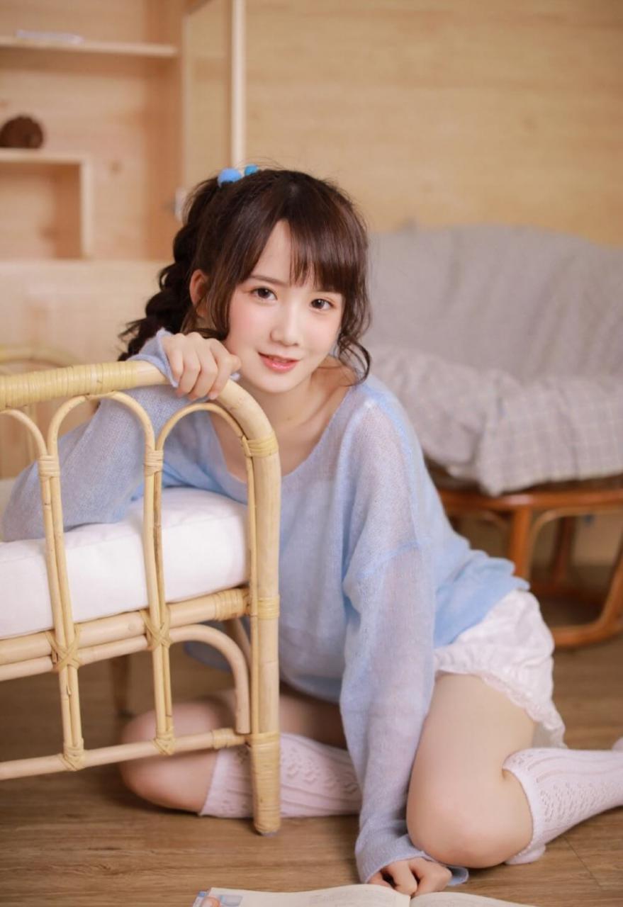 有一些婴儿肥的漂亮小美女甜美诱人卧室写真图片 美图 第1张