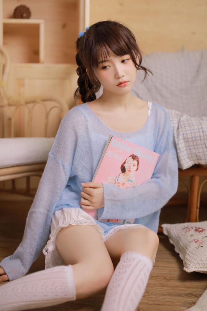 有一些婴儿肥的漂亮小美女甜美诱人卧室写真图片 美图 第1张