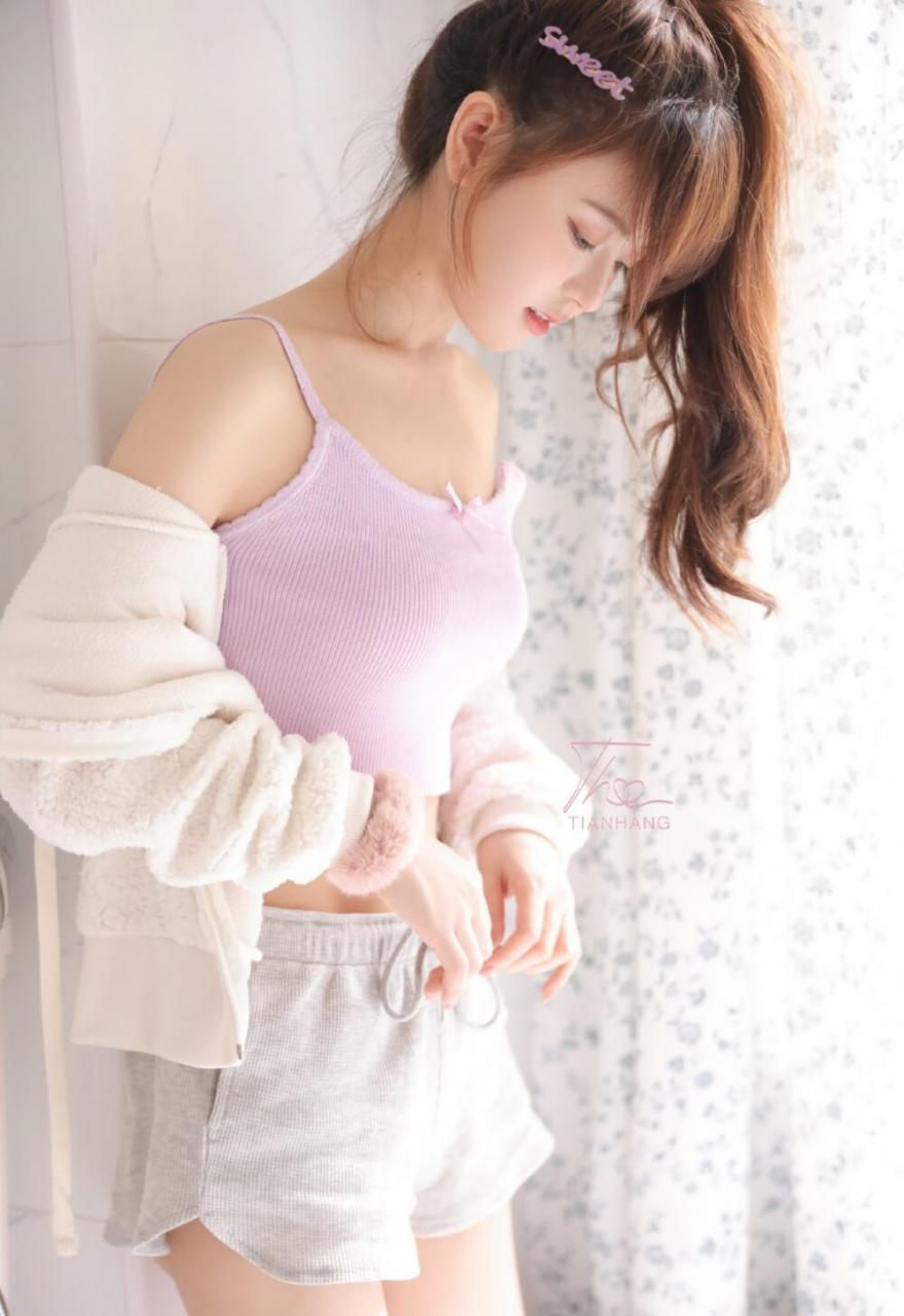 甜美动人粉嫩牛奶肌美少女室内艺术风格照片 美图 第1张