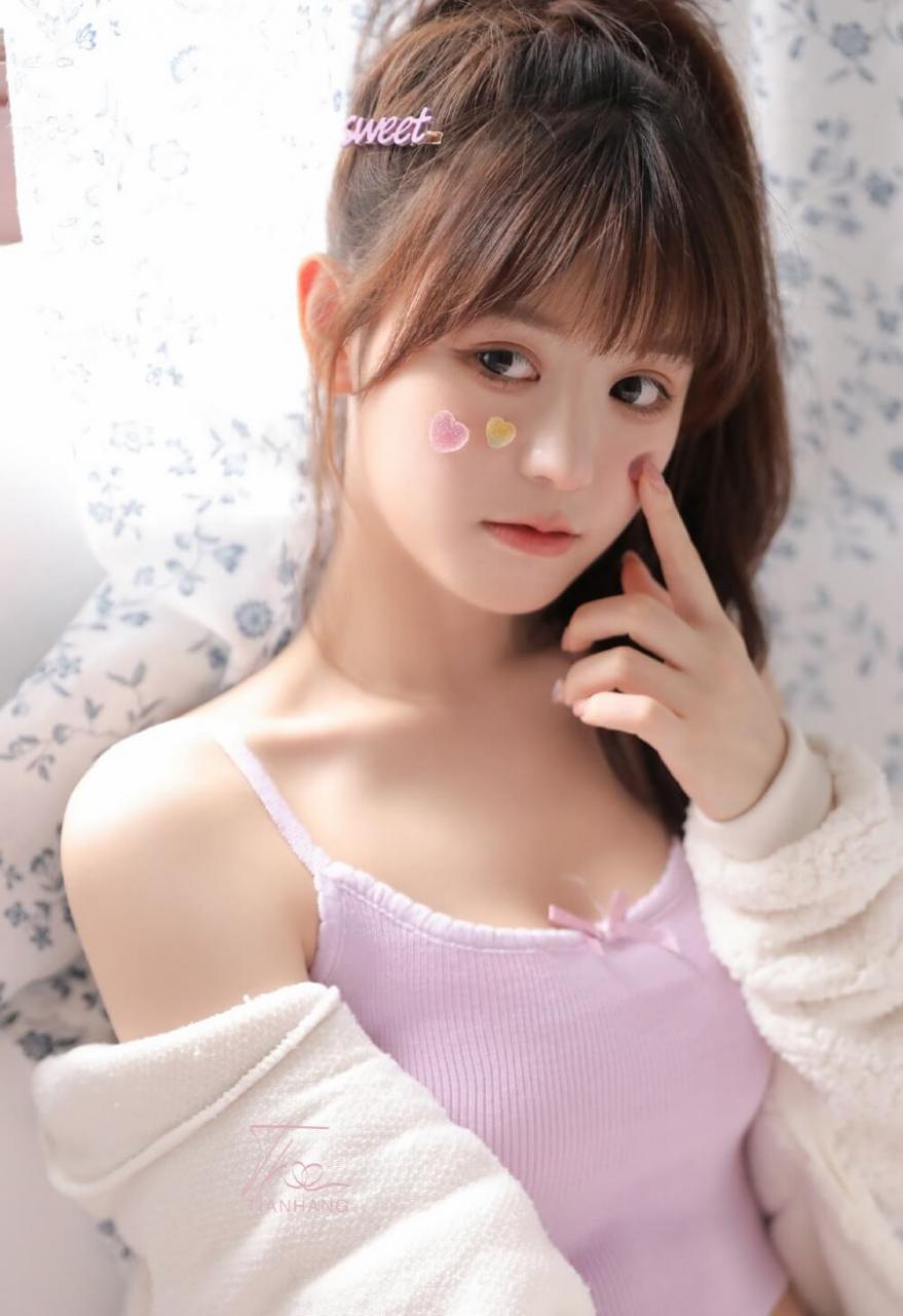 甜美动人粉嫩牛奶肌美少女室内艺术风格照片 美图 第1张