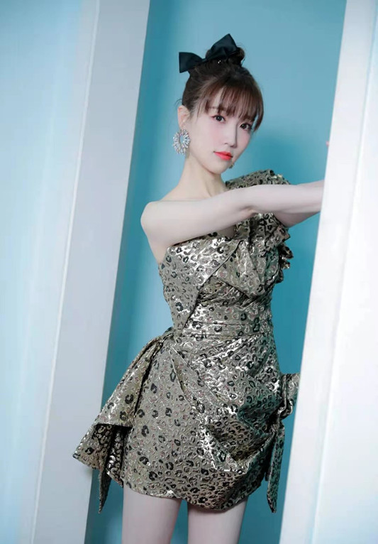 主持界第一腿精张纯烨 搭配薄纱彩裙亮相“苹果肌”才是亮点 时尚 第5张