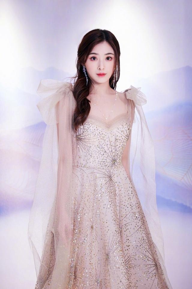 张含韵的身材原来这么有料，央视怼脸拍也扛得住 时尚 第4张