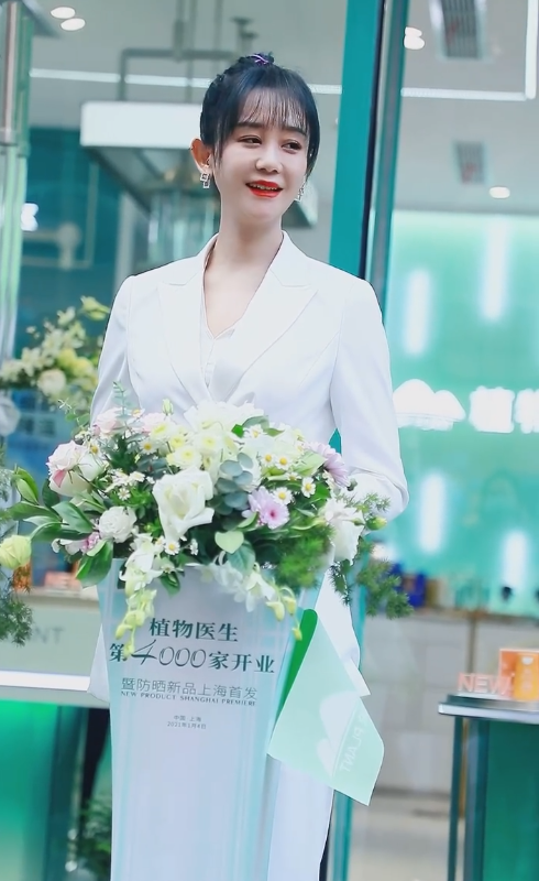 海陆一身纯白造型，像极了霸道总裁范 时尚 第4张