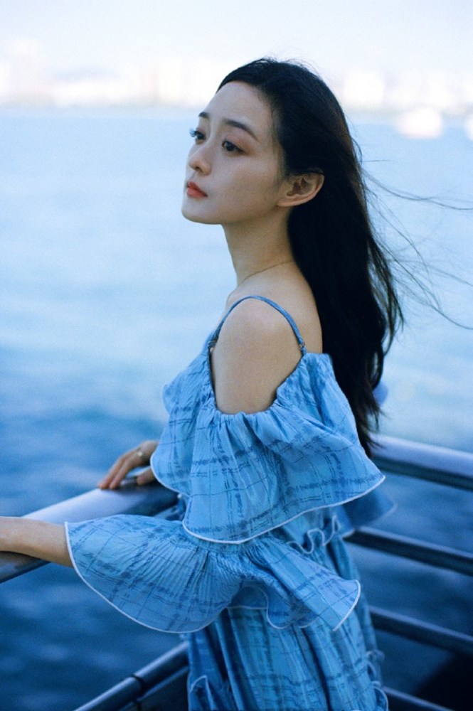 何泓姗穿蓝色吊带露肩长裙浪漫又温柔，长发飘飘如仙女 时尚 第3张