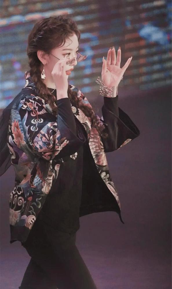 孔雪儿泰迪绒短外套配双麻花辫，保暖时尚又减龄 时尚 第4张