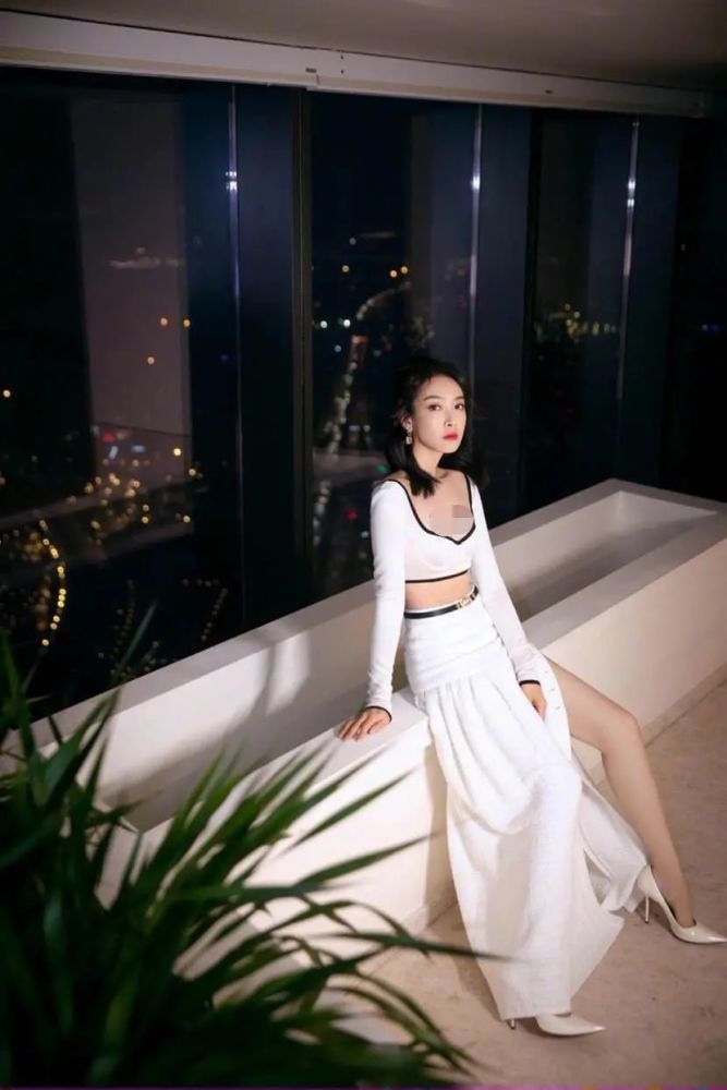 宋茜穿白底黑边露脐套裙，妩媚风情与典雅韵味并存 时尚 第2张