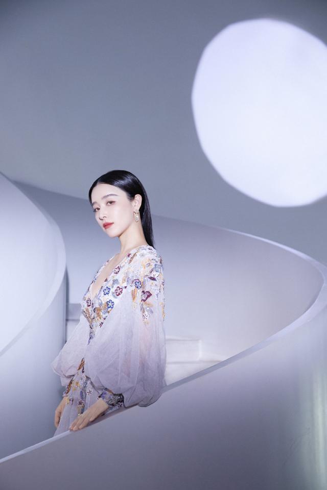 阚清子穿深V刺绣长裙身材曼妙，不用羡慕张若昀 时尚 第4张