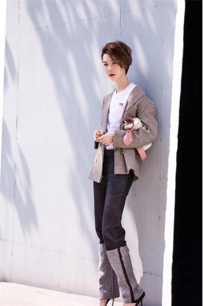 车晓身材和气质太好，穿格纹西装配牛仔裤气场太强 时尚 第3张