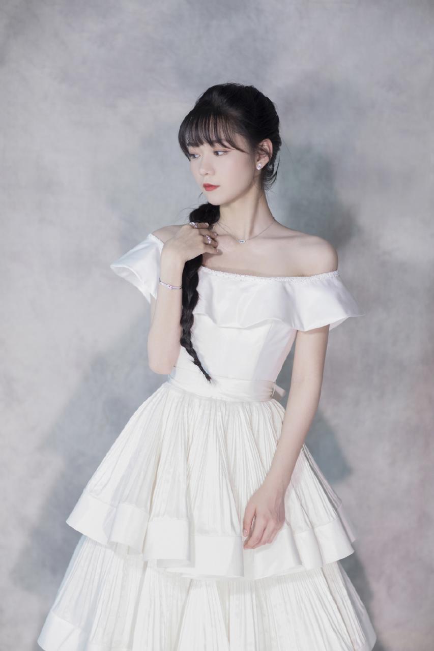 2021年首个红毯，女明星纷纷化身冬日“冻美人”，谁美到你了？ 明星搭配 第2张