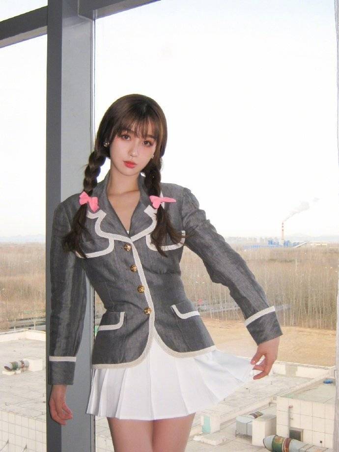 虞书欣教你扎麻花辫穿女团服，真是时尚小作精 明星搭配 第2张