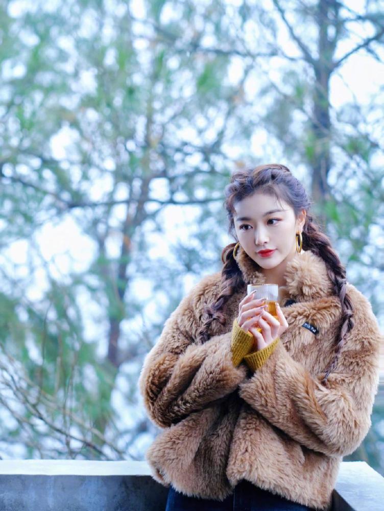 孔雪儿泰迪绒短外套配双麻花辫，保暖时尚又减龄 明星搭配 第3张