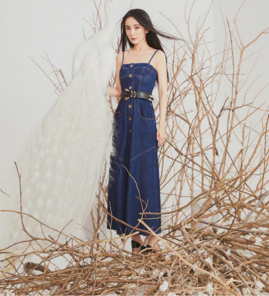 杨幂登越南《时尚芭莎》开年封面，国内女明星第三人 明星搭配 第3张