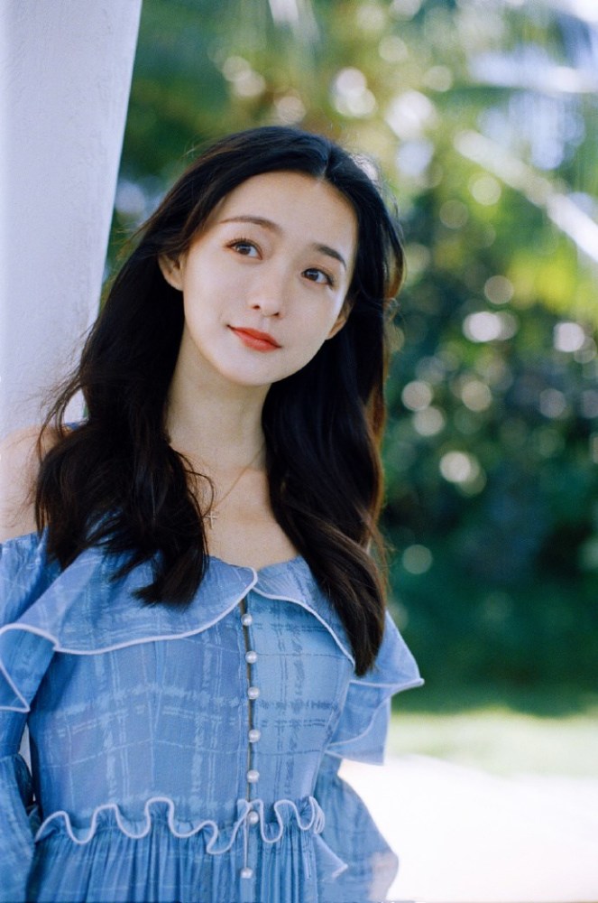 何泓姗穿蓝色吊带露肩长裙浪漫又温柔，长发飘飘如仙女 时尚 第5张