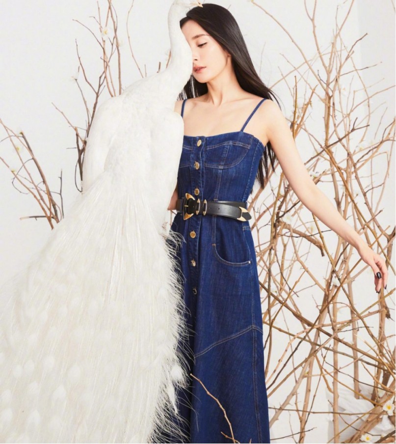 杨幂登越南《时尚芭莎》开年封面，国内女明星第三人 明星搭配 第2张