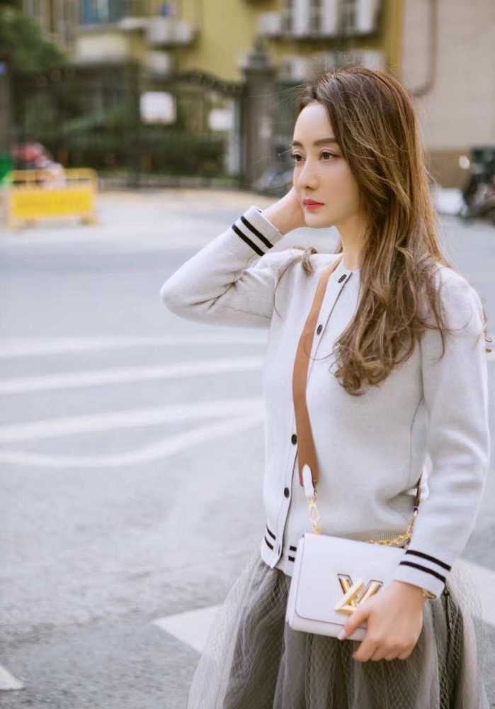 陈德容穿灰色针织衫配纱裙好少女，美成90后 时尚 第4张