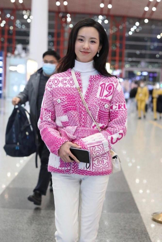 陈都灵穿针织毛衣时髦大气 甜美女神非她莫属！ 时尚 第1张