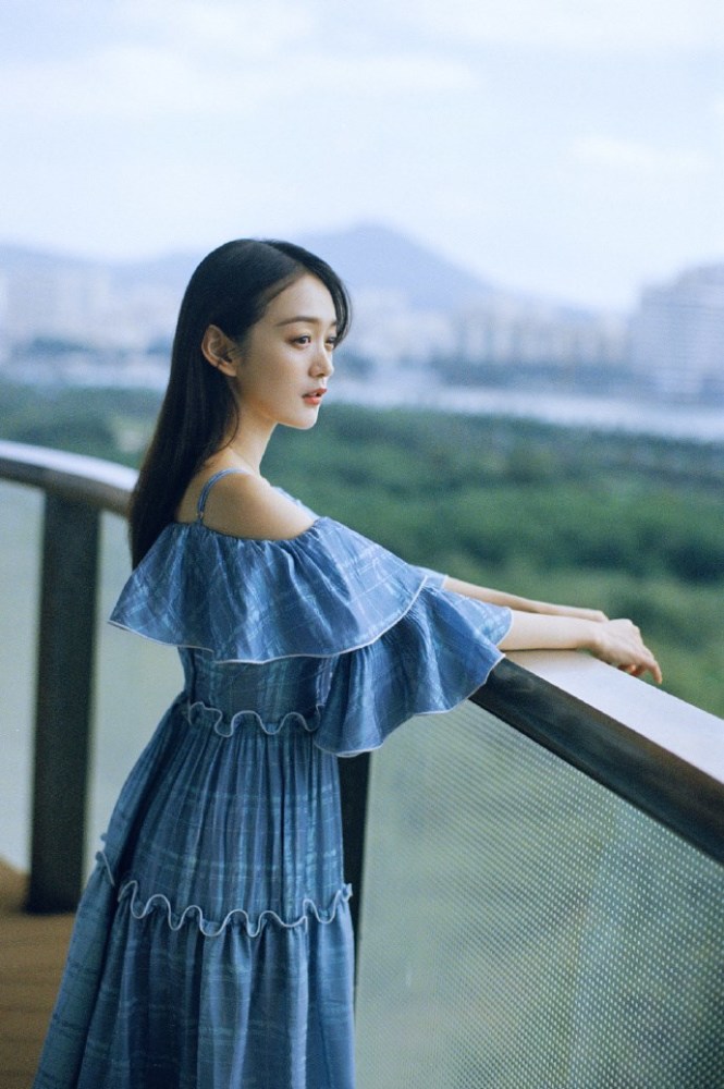 何泓姗穿蓝色吊带露肩长裙浪漫又温柔，长发飘飘如仙女 时尚 第2张