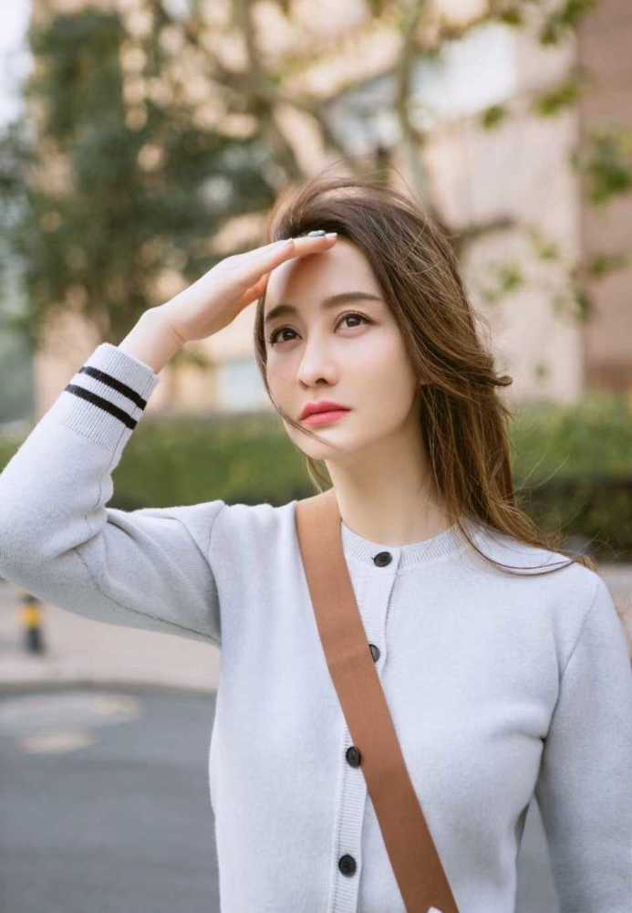 陈德容穿灰色针织衫配纱裙好少女，美成90后 时尚 第3张