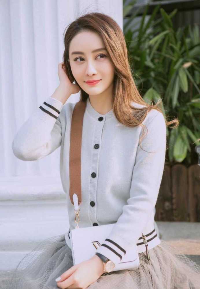 陈德容穿灰色针织衫配纱裙好少女，美成90后 时尚 第1张