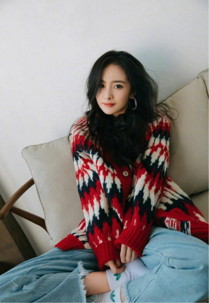 孟美岐配连衣裙穿开衫毛衣高级感满满，郑爽拼色款清新靓丽 明星搭配 第8张