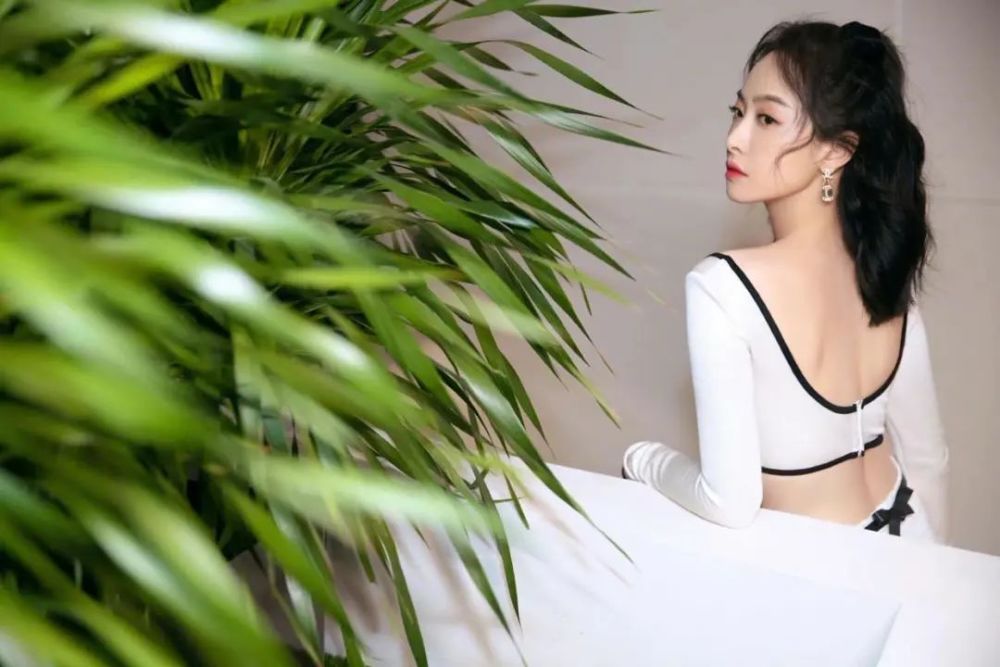 宋茜穿白底黑边露脐套裙，妩媚风情与典雅韵味并存 时尚 第5张