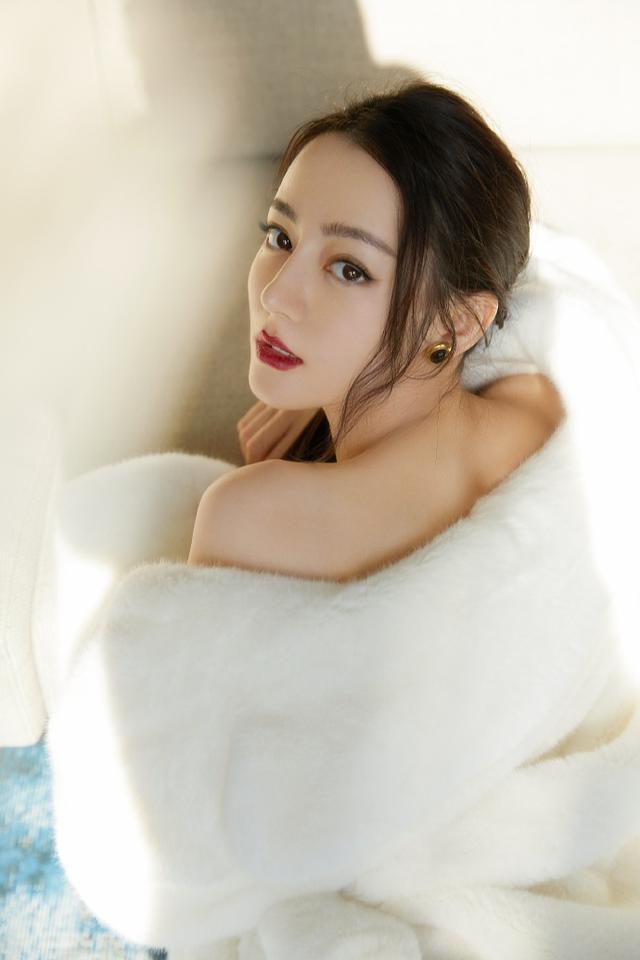 直男都喜欢迪丽热巴，穿开叉抹胸裙勒出“大S”曲线，这腿太招摇 时尚 第1张