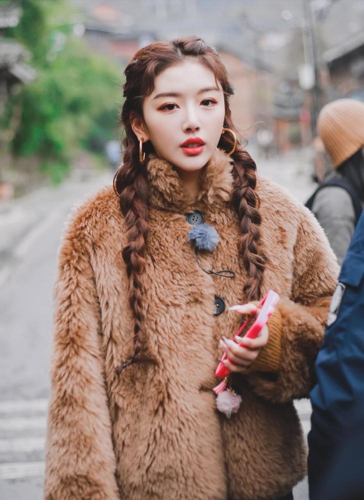 孔雪儿泰迪绒短外套配双麻花辫，保暖时尚又减龄 明星搭配 第1张