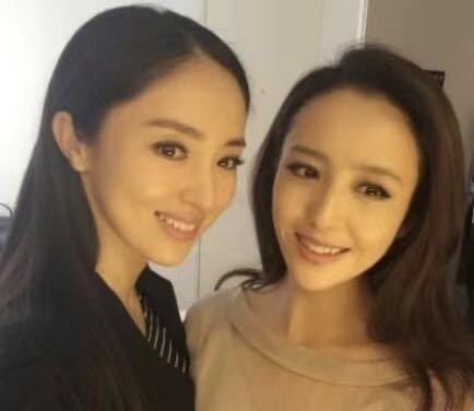 佟丽娅董璇温馨合体，曾被誉为撞脸姐妹花，多种造型都相当神似 时尚 第3张