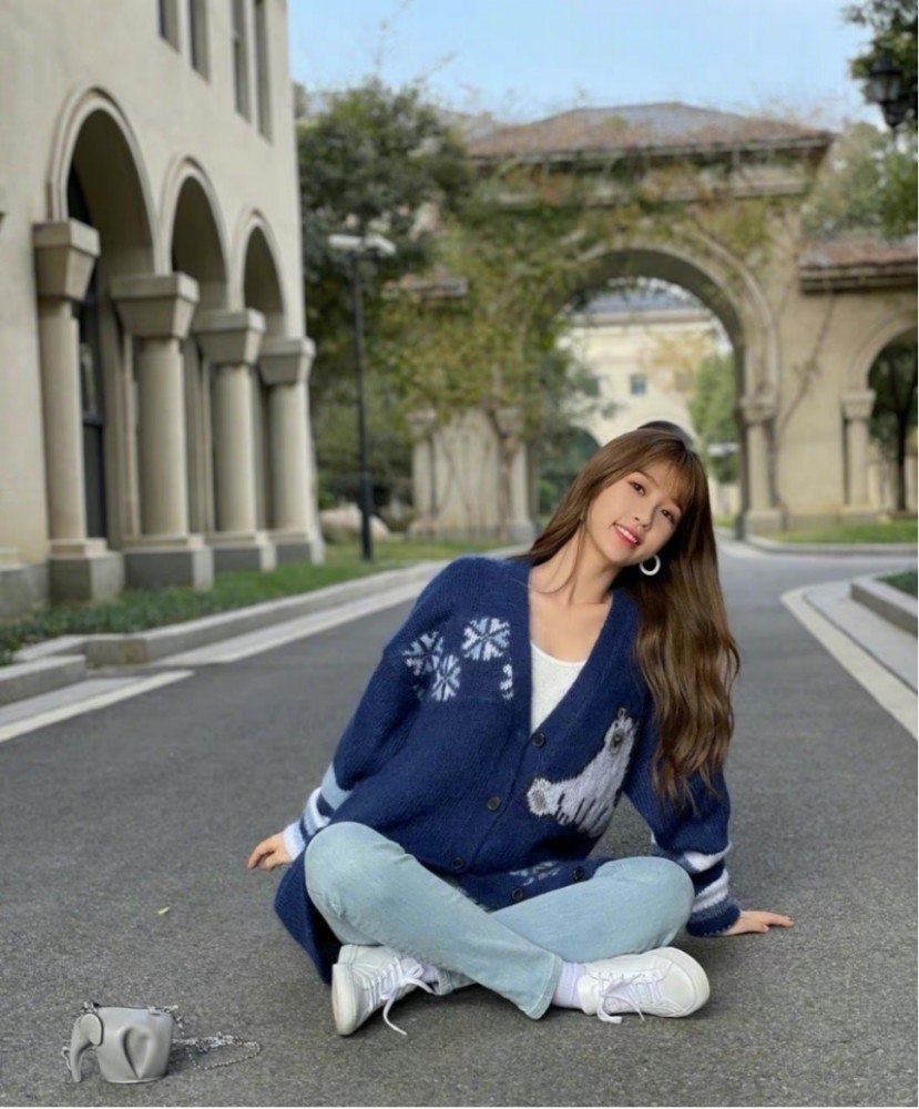 孟美岐配连衣裙穿开衫毛衣高级感满满，郑爽拼色款清新靓丽 明星搭配 第3张
