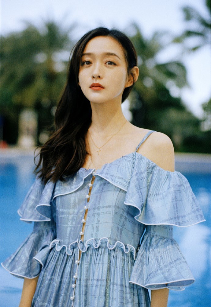 何泓姗穿蓝色吊带露肩长裙浪漫又温柔，长发飘飘如仙女 时尚 第4张